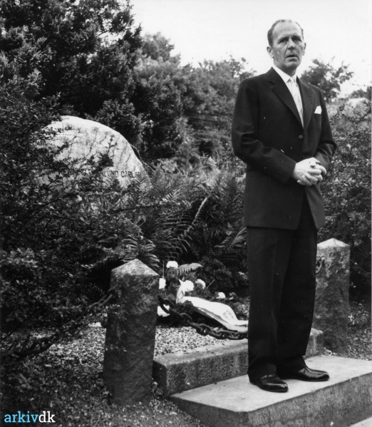Fil:Toldstrup taler ved Grønlunds grav på 20 års dagen 1964.jpg