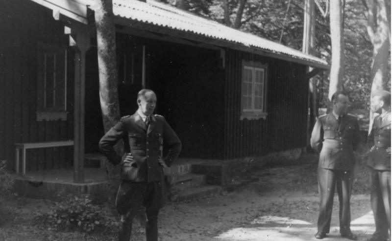 Fil:Tyske soldater foran barak i Dyrehaven.jpg