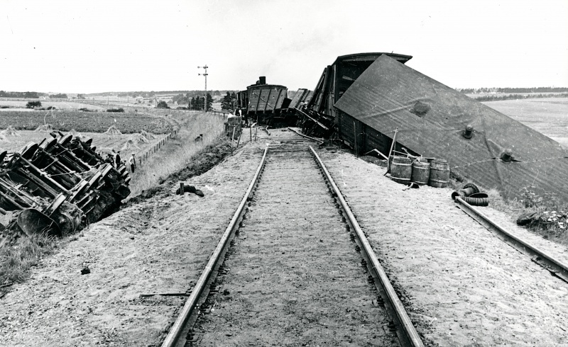 Fil:Afsporet tysk tog Aulum august 1943.jpg